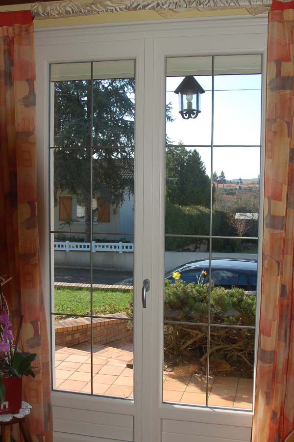 Porte-fenêtre PVC, vue de l'intérieur Porte-fenêtre PVC, vue de l'intérieur